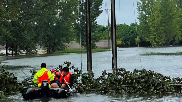 抗洪救灾中的平凡英雄