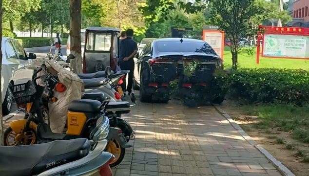 机动车“霸道” 夹缝中行人