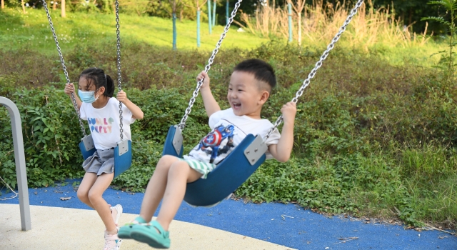 暑假即将结束，游乐园里笑声多