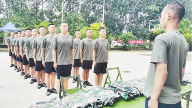 军装“私人定制”倍儿帅