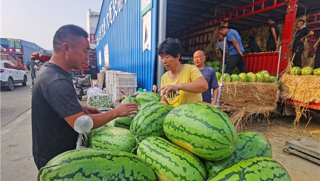 水果市场节日气氛浓