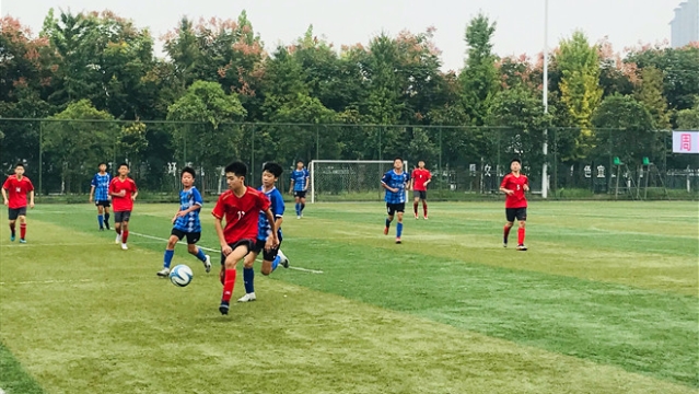 市四运会青少年组足球比赛激烈“开战”