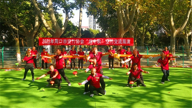 抖空竹庆“中秋”