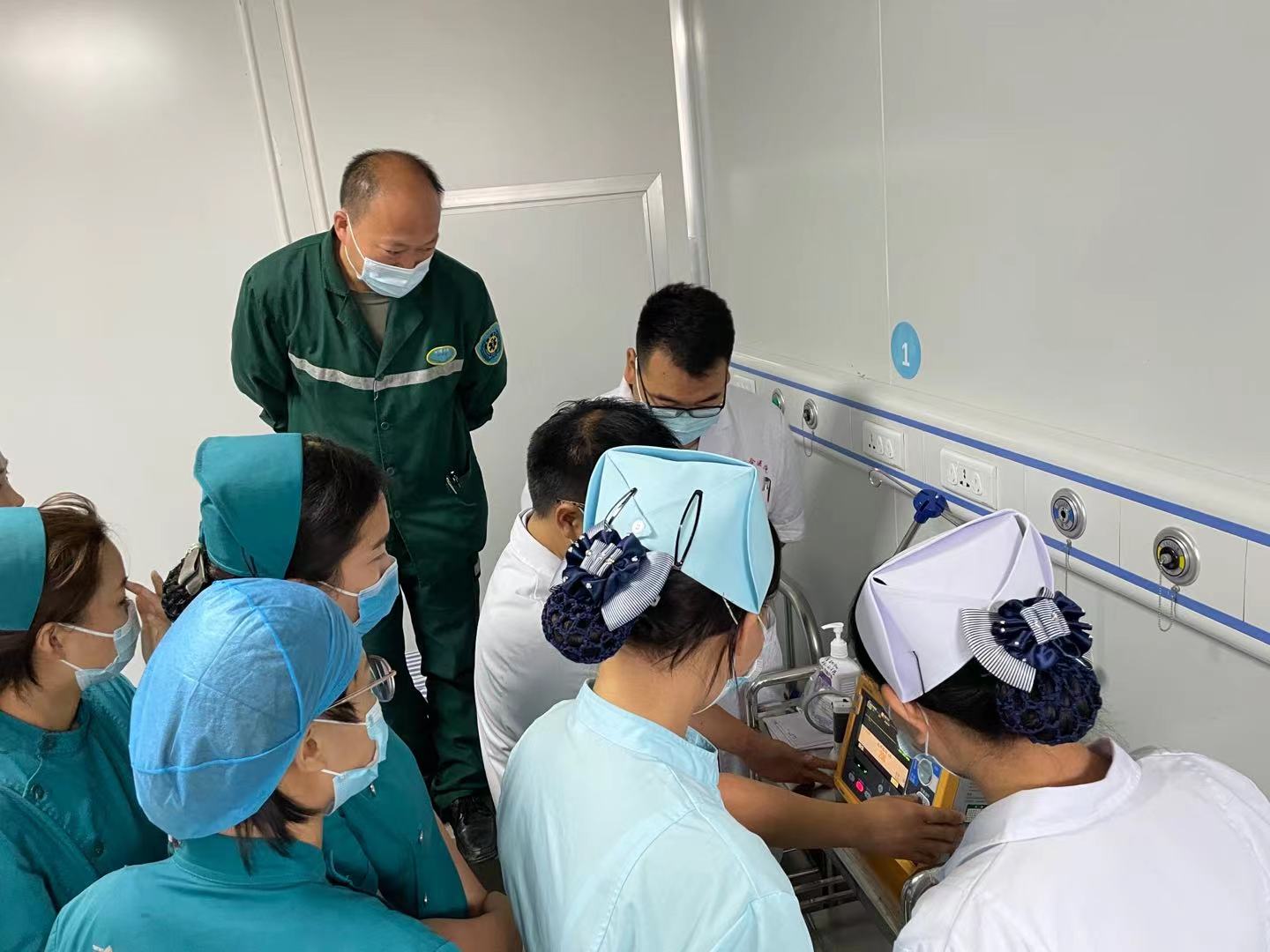 急救心肺复苏操作流程 a936fb16-251e-49b9-a6b6-3e97ceec9d89.jpg