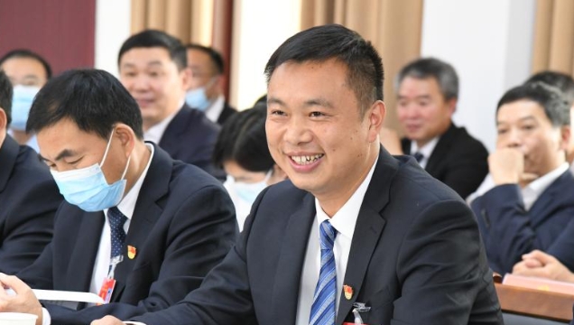 各代表团讨论审议市五次党代会报告