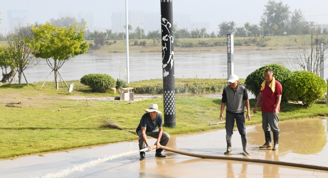 沙颍河公园管理处进行清淤清洁活动