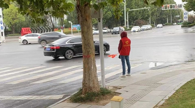 身穿红马甲 街头值勤忙