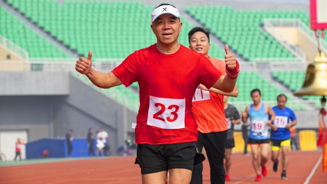 市四届运动会：田径比赛如火如荼