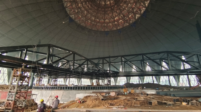 空中舞台升顶中 2022年中国杂技春晚场馆建设加紧进行