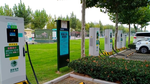 电动汽车充电设施街头亮相
