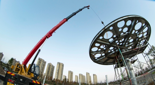 中原路跨沙颍河大桥东侧荷花游园开始安装“花骨朵”