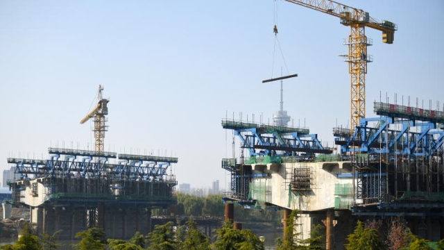 七一路东延工程跨沙颍河大桥有序施工