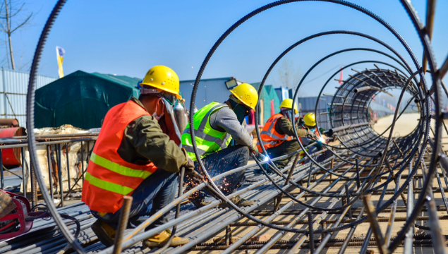 重点公路施工现场作业忙