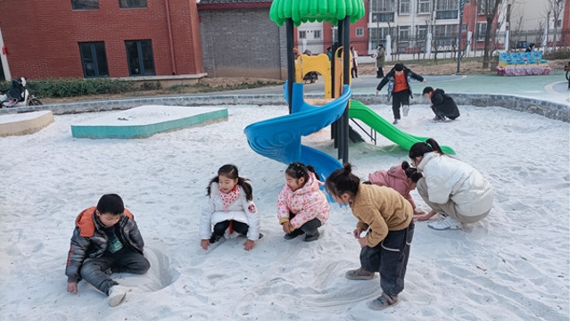 假期休闲娱乐的人们