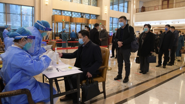 周口出席省十三届人大六次会议的人大代表向大会报到