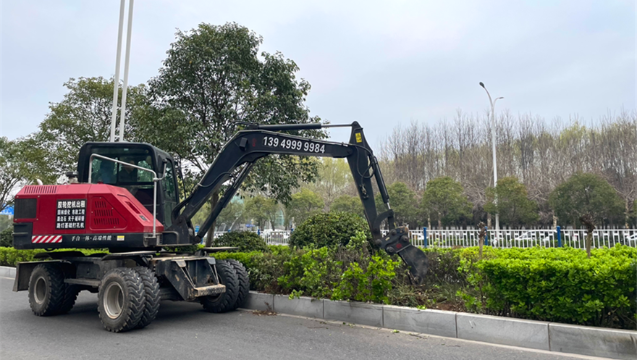 机械人工齐上阵 迎春植绿正当时