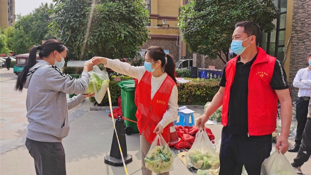 景园社区干部为小区居民捐赠蔬菜