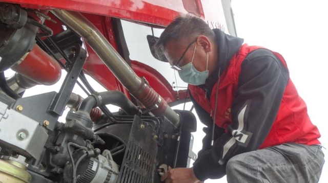 农机服务深入田间护航三夏生产