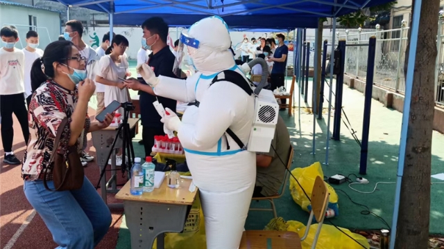 “大白”穿上“空调防护服”