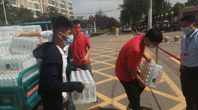 炎炎夏日送清凉 爱心送水助高考