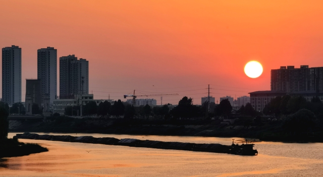 沙颍日落照货船