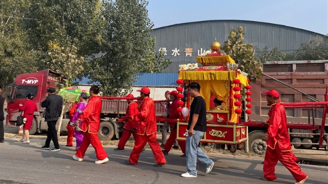 新郎骑马 新娘坐轿 别样婚礼真热闹