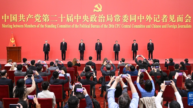 时政微纪录丨新一届中共中央政治局常委同中外记者见面