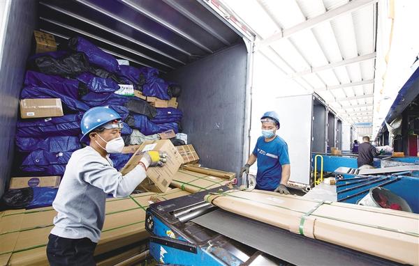 “双11”前物流忙