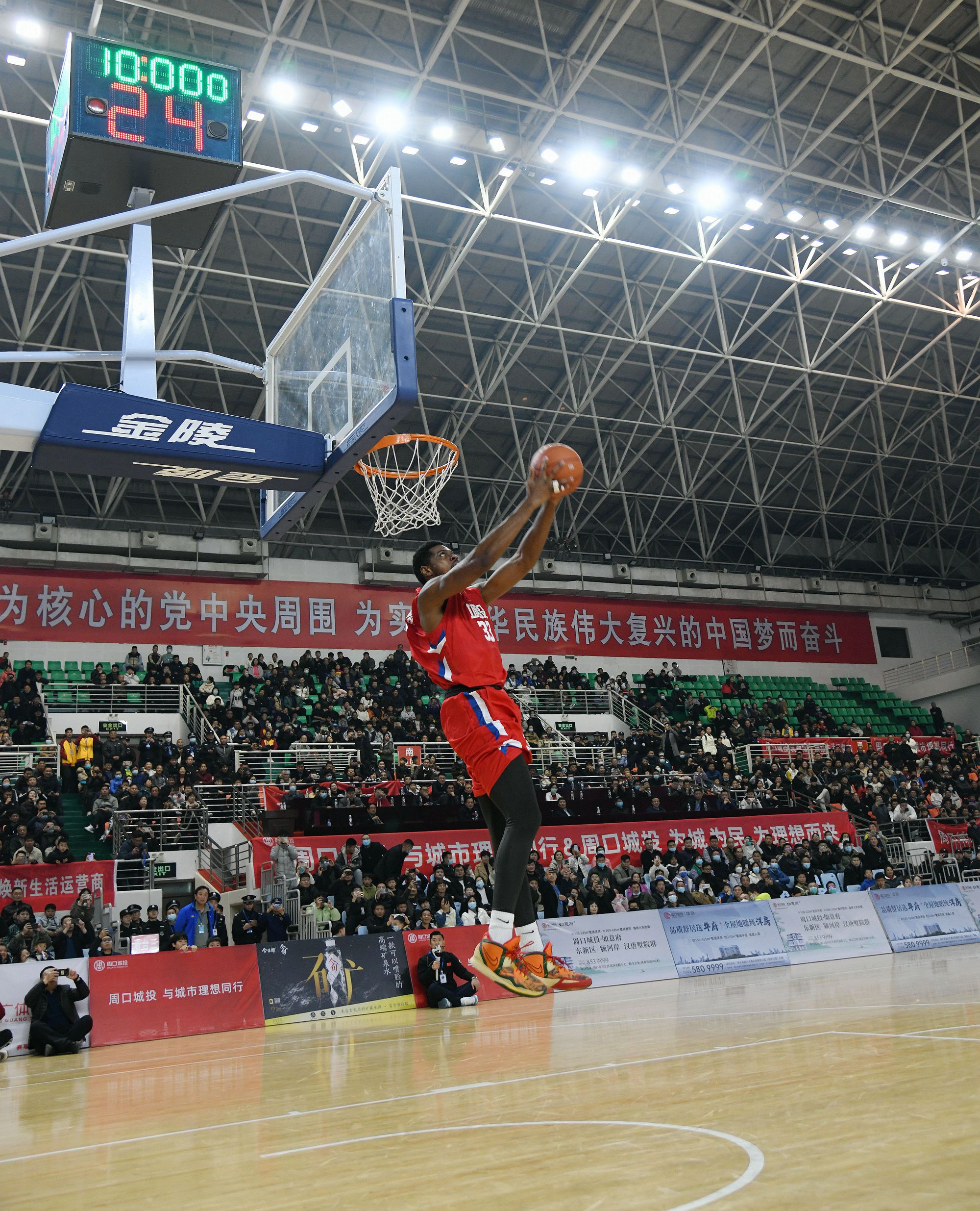 新星崛起老将坚守演绎竞技传奇