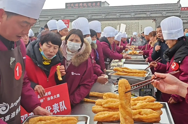 一口酥脆年味浓！邓城油条大赛燃动新春