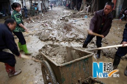 连续暴雨侵袭南方多个城市遭“积涝”