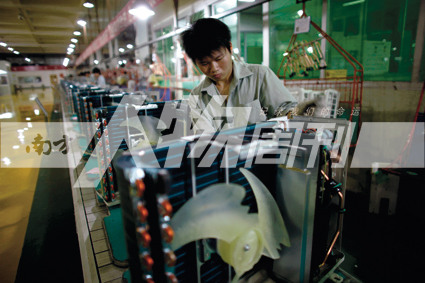 2010年5月10日，珠海格力电器工厂里，工人正在流水线上生产家用空调（方迎忠）