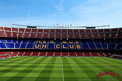 它是欧洲大陆最大的足球场，原本能容纳观众98000人，在1982年的西班牙世界杯时，座位增加到120000个。