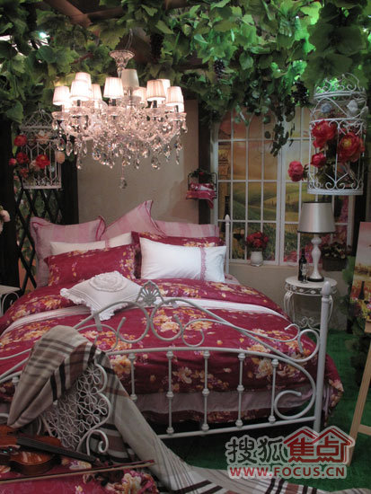 维科家纺的展位是绿藤围绕的葡萄园 维科家纺的展位是绿藤围绕的葡萄园