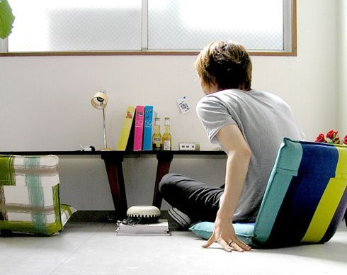 在家席地而坐舒适写意(图)