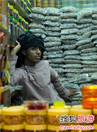 阿曼市场里卖乳香的男人