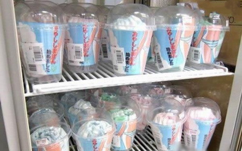 日本变态叹为观止 街头公然<em>贩卖少女</em>穿过的冰