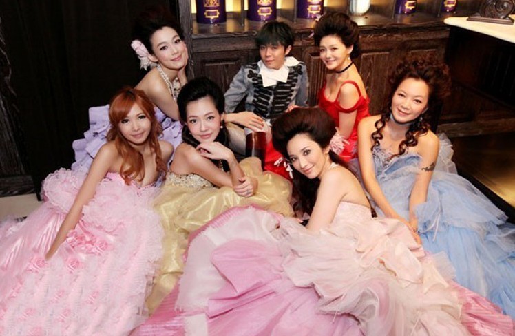 吴佩慈生日派对 大小S<em>姐妹淘</em>宫廷贵妇装出席-