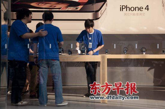 不少苹果零售店柜台人员说，现在iPhone 4很缺货。早报记者 王炬亮 实习生 杨深来 图