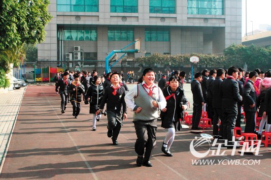 荔湾区华侨小学全体师生以慢跑的方式迎接新学期。谢源源/摄
