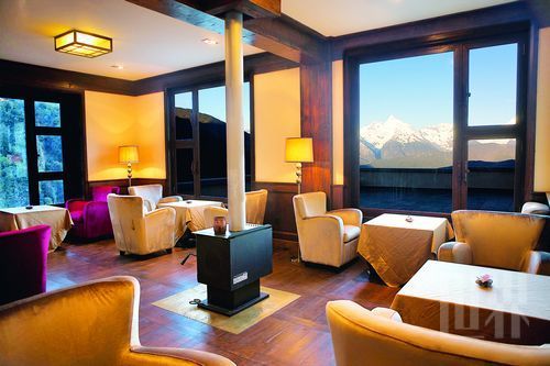 足不出户可以欣赏窗外梅里雪山的公主峰和太子峰 足不出户可以欣赏窗外梅里雪山的公主峰和太子峰