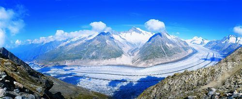 从窗口望出去,眼前是阿尔卑斯山 从窗口望出去,眼前是阿尔卑斯山