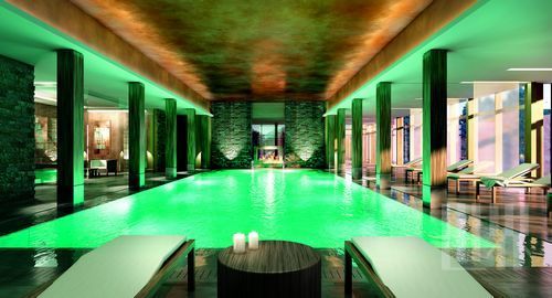 泳池的窗外就是绵延的阿尔卑斯山 泳池的窗外就是绵延的阿尔卑斯山