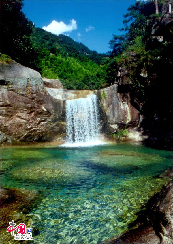 黄山( <a class='travel_words' href='http://kezhan.trip.taobao.com/hotel_list.htm?action=hotel_list_action&event_submit_do_search=submit&_fmd.h._0.r=0&_fmd.h._0.ci=%BB%C6%C9%BD&_fmd.h._0.cit=810000' name='travel/tbly/01' target='_blank'>酒店</a> )翡翠谷 最令人销魂的中国情人谷