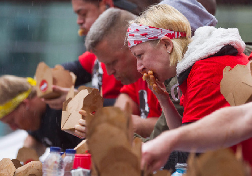 10月19日，在加拿大多伦多邓达斯广场，参赛者在比赛中。新华社发（邹峥摄）