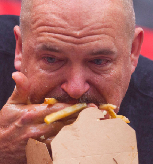 10月19日，在加拿大多伦多邓达斯广场，参赛者在比赛中。新华社发（邹峥摄）