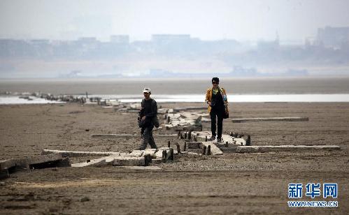 #（社会）（1）鄱阳湖水枯  湖底明代古桥露真容