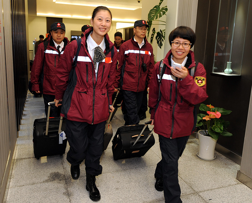 11月21日，中国政府应急医疗队队员在杭州萧山国际机场准备登机，奔赴菲律宾。新华社记者王定昶摄