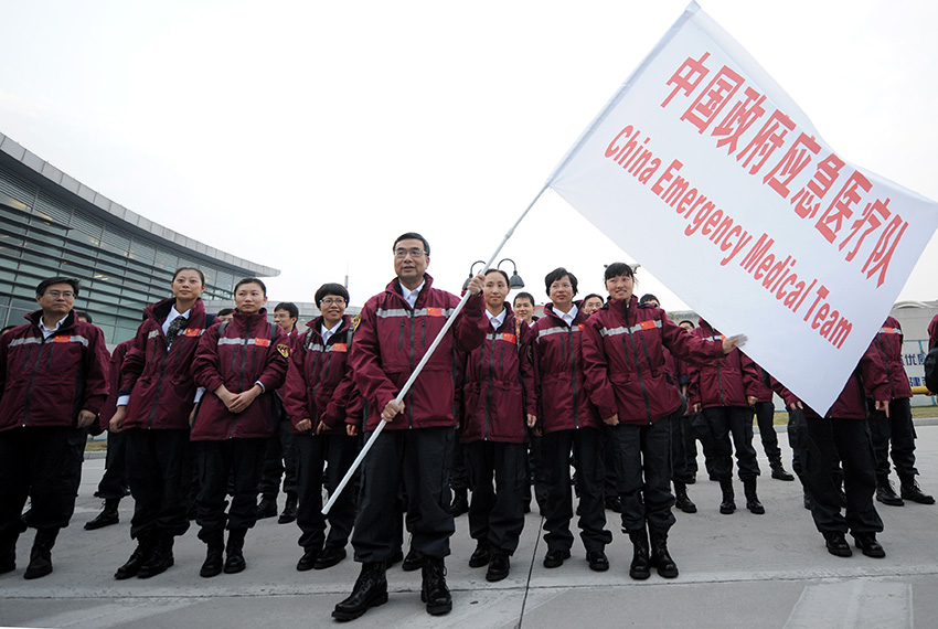 11月21日，中国政府应急医疗队队员在杭州萧山国际机场集结，准备奔赴菲律宾。 新华社记者王定昶摄