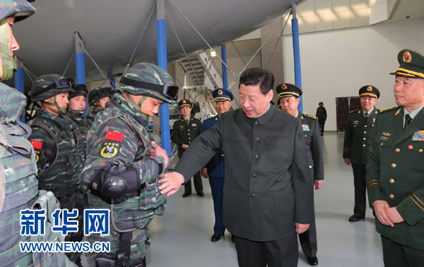 习近平视察武警部队特种警察学院并为猎鹰突